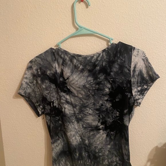 cute slightly cropped tye dye shirt with adjustable scrunch in front - Picture 2 of 2
